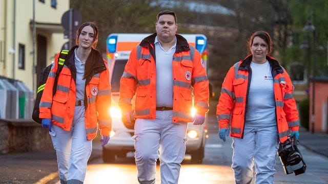 Jana Leonhardt (l-r), Hendrik Porcher und Kerstin Märker, Notfallsanitäter des Deutschen Roten Kreuzes (DRK), nach einem Einsatz. Jana Leonhardt (l-r), Hendrik Porcher und Kerstin Märker, Notfallsanitäter des Deutschen Roten Kreuzes (DRK), nach einem Einsatz.