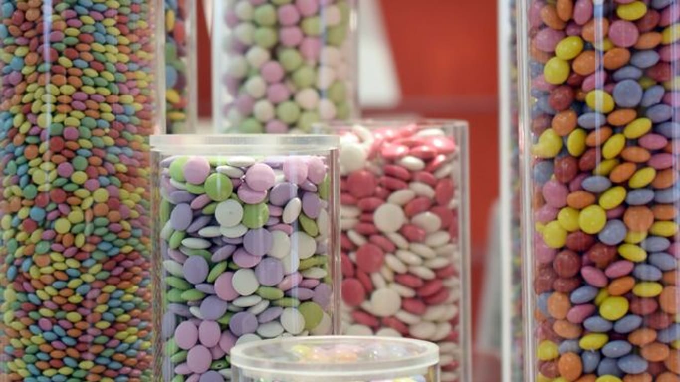 Viele Süßigkeiten enthalten Farbstoffe.