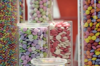 Viele Süßigkeiten enthalten Farbstoffe.
