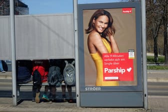 Reklame an einer Haltestelle in Frankfurt (Symbolbild): Aktivisten haben Werbeanzeigen von Parship gegen umgestaltete Plakate von "Polizeiship" getauscht.