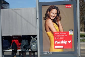 Reklame an einer Haltestelle in Frankfurt (Symbolbild): Aktivisten haben Werbeanzeigen von Parship gegen umgestaltete Plakate von "Polizeiship" getauscht.