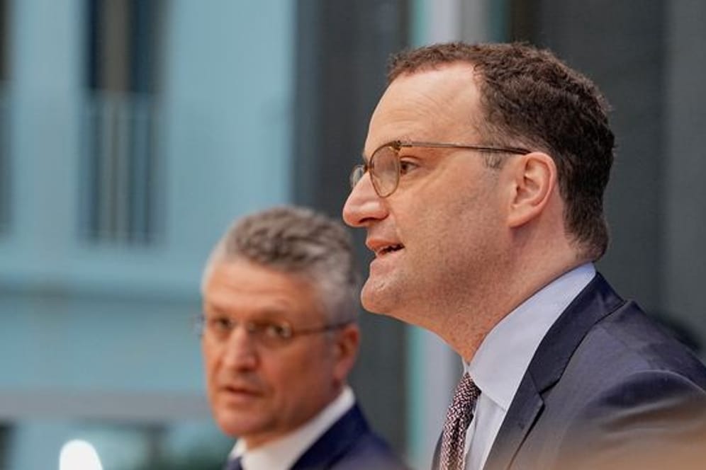 Dringen auf Geduld und vorsichtige Öffnungsschritte: Bundesgesundheitsminister Jens Spahn (r) und RKI-Präsident Lothar Wieler.