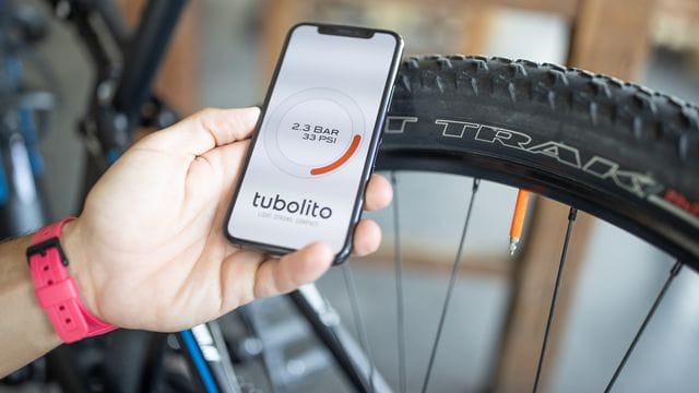 Kurz das Smartphone auf Ventilhöhe an den Reifen halten, und schon hat der Drucksensor im "Tubo-MTB Psens" den aktuellen Wert per NFC drahtlos ans Smartphone geschickt. Kurz das Smartphone auf Ventilhöhe an den Reifen halten, und schon hat der Drucksensor im "Tubo-MTB Psens" den aktuellen Wert per NFC drahtlos ans Smartphone geschickt.