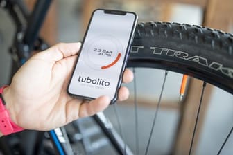 Kurz das Smartphone auf Ventilhöhe an den Reifen halten, und schon hat der Drucksensor im "Tubo-MTB Psens" den aktuellen Wert per NFC drahtlos ans Smartphone geschickt.