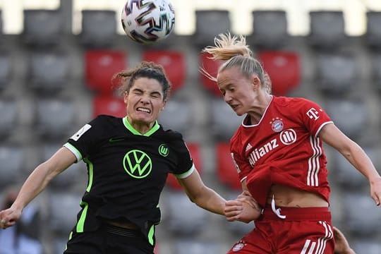 Lea Schüller (r) vom FC Bayern München im Kopfballduell mit der Wolfsburgerin Dominique Janssen.