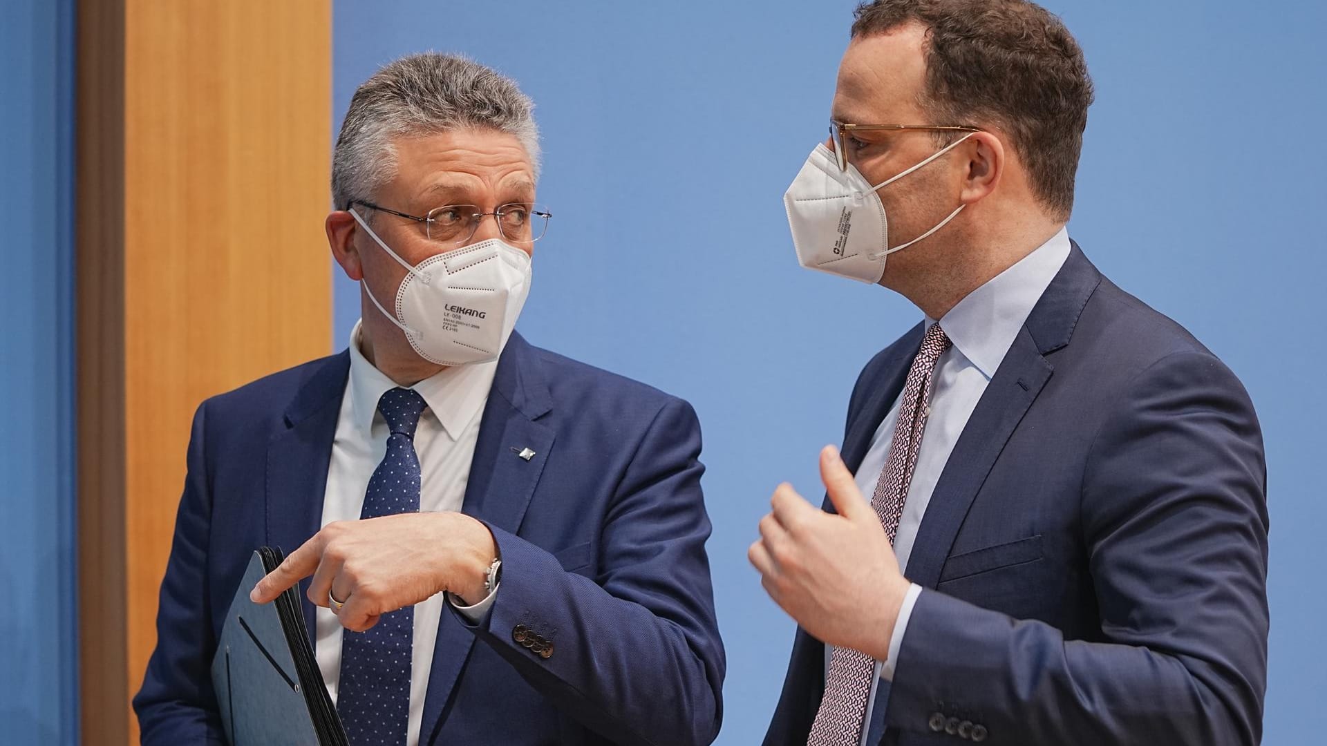 RKI-Chef Wieler (l) und Gesundheitsminister Spahn: Sie warnen vor zu schnellen Lockerungen.