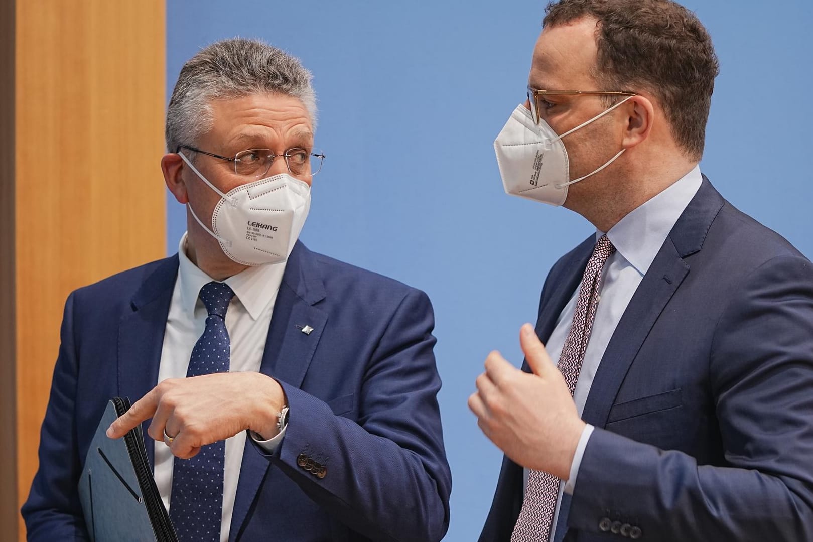 RKI-Chef Wieler (l) und Gesundheitsminister Spahn: Sie warnen vor zu schnellen Lockerungen.