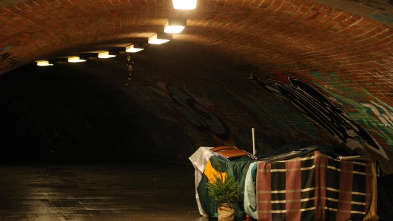 Der Schlafplatz eines Obdachlosen in Berlin (Symbolbild): Immer wieder werden in der Hauptstadt Zelte von Wohnungslosen angezündet.