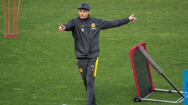 Trainer Edin Terzic bereitet Borussia Dortmund auf den Saison-Endspurt vor. Trainer Edin Terzic bereitet Borussia Dortmund auf den Saison-Endspurt vor.