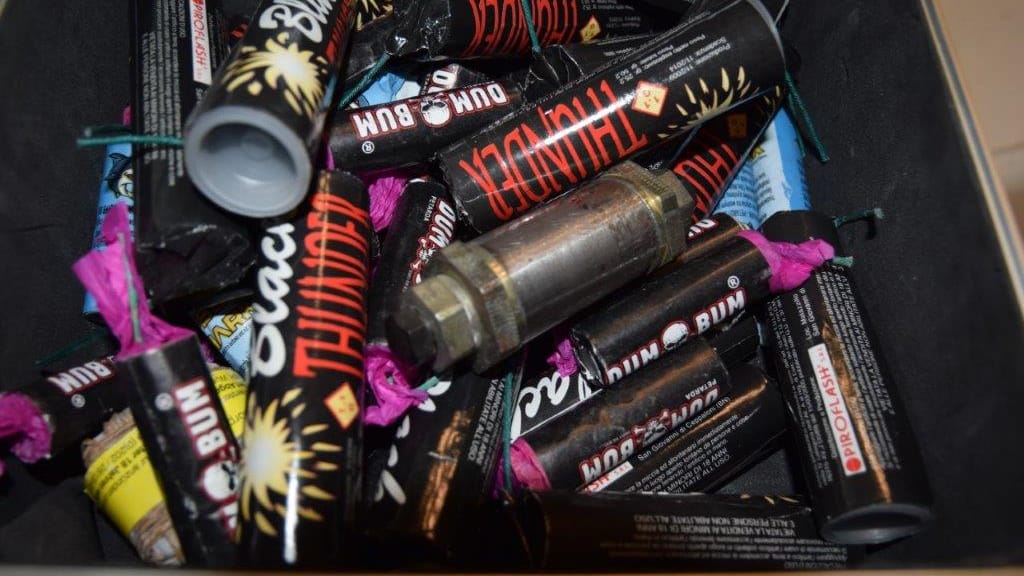 Ein Koffer mit illegalem Feuerwerk und einer Rohrbombe: Die Polizei hat alle Gegenstände beschlagnahmt. Ein Koffer mit illegalem Feuerwerk und einer Rohrbombe: Die Polizei hat alle Gegenstände beschlagnahmt.