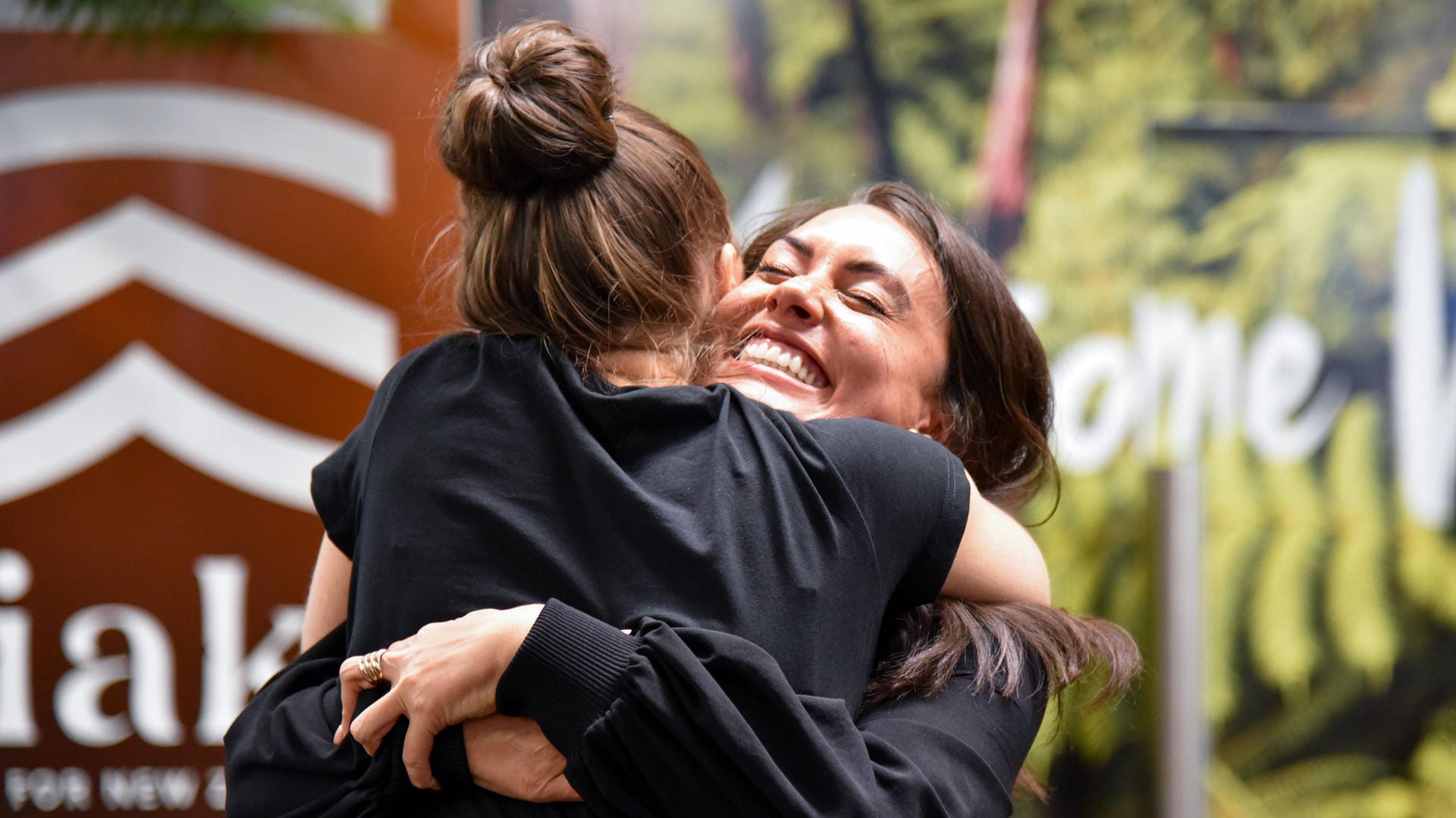 Emotionale Szenen am Flughafen in Neuseeland: Am 19. April landete der erste Flug aus Australien, als die Grenzen wieder geöffnet waren. Emotionale Szenen am Flughafen in Neuseeland: Am 19. April landete der erste Flug aus Australien, als die Grenzen wieder geöffnet waren.