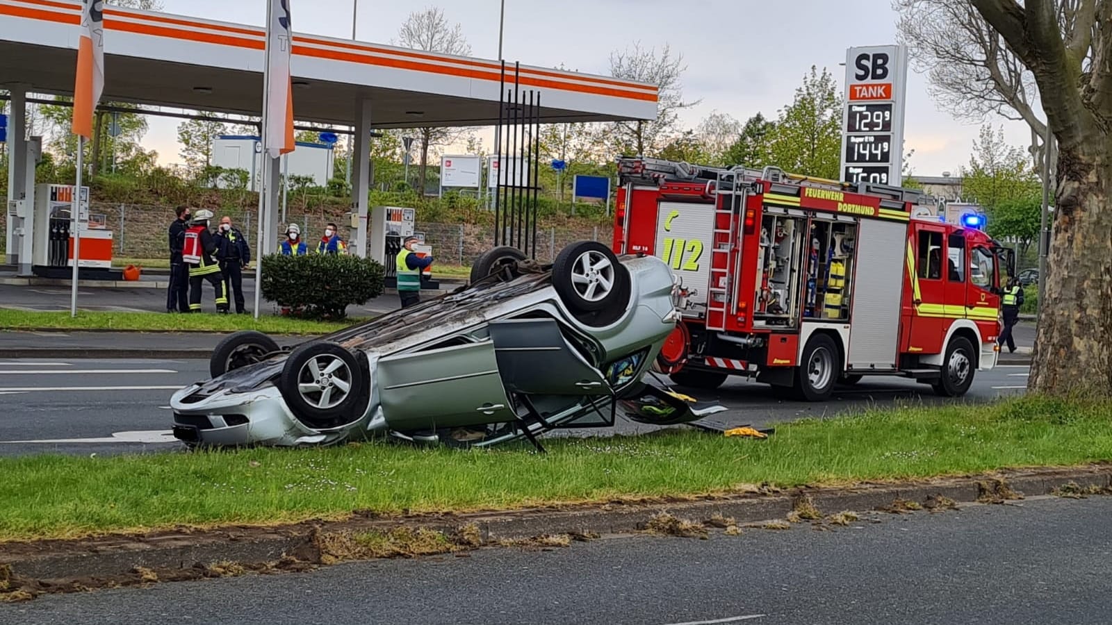 Das verunfallte Fahrzeug auf der Borussiastraße: Vier Personen kamen ins Krankenhaus.
