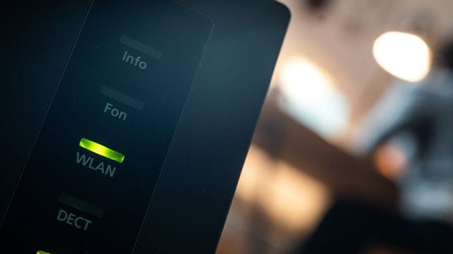 Ein Router, auf dem die LED für W-Lan und DSL leuchten, ist in einer Wohung zu sehen. Ein Router, auf dem die LED für W-Lan und DSL leuchten, ist in einer Wohung zu sehen.