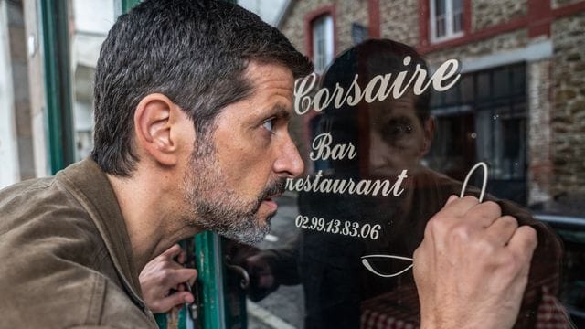 Durchs Fenster schauen gehört zum Beruf von Kommissar Dupin (Pasquale Aleardi).