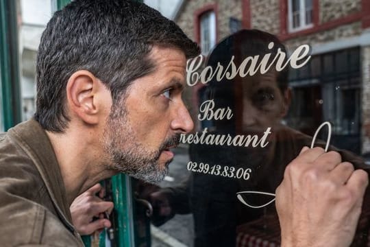 Durchs Fenster schauen gehört zum Beruf von Kommissar Dupin (Pasquale Aleardi).