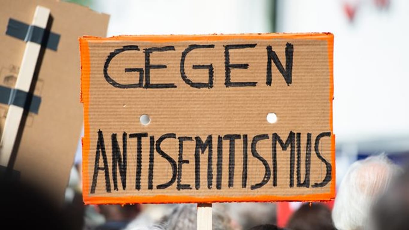 Ein Person hält bei einer Kundgebung ein Plakat mit der Aufschrift "Gegen Antisemitismus" in die Höhe (Symbolbild): Am 08. Mai 1945 wurde Deutschland und Europa von Krieg, Faschismus und Nazibarbarei befreit.
