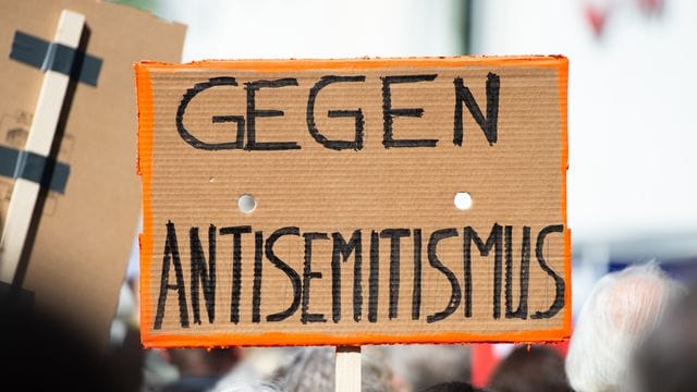 Ein Person hält bei einer Kundgebung ein Plakat mit der Aufschrift "Gegen Antisemitismus" in die Höhe (Symbolbild): Am 08. Mai 1945 wurde Deutschland und Europa von Krieg, Faschismus und Nazibarbarei befreit. Ein Person hält bei einer Kundgebung ein Plakat mit der Aufschrift "Gegen Antisemitismus" in die Höhe (Symbolbild): Am 08. Mai 1945 wurde Deutschland und Europa von Krieg, Faschismus und Nazibarbarei befreit.