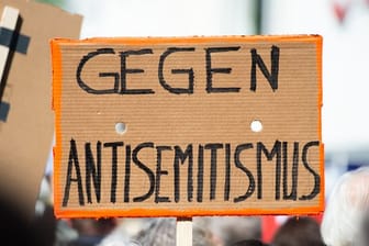 Ein Person hält bei einer Kundgebung ein Plakat mit der Aufschrift "Gegen Antisemitismus" in die Höhe (Symbolbild): Am 08. Mai 1945 wurde Deutschland und Europa von Krieg, Faschismus und Nazibarbarei befreit.