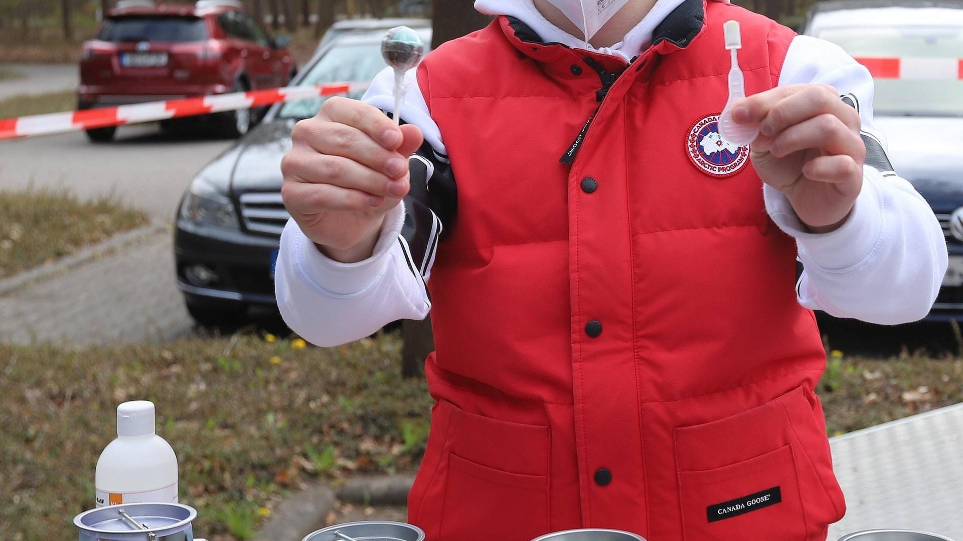 Ein Arzt bietet einen Lolli-Test und einen Lutscher im hessischen Neu-Isenburg an: Bei dem Test reicht es, 30 Sekunden das Stäbchen zu lutschen, um ein Ergebnis zu erhalten.