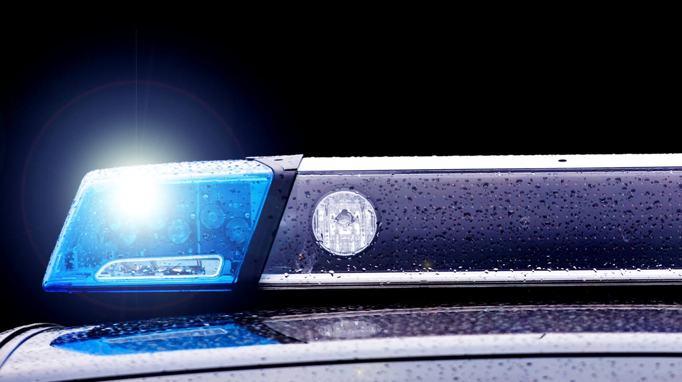 Blaulicht auf einem Polizeiauto: In Rade in Schleswig-Holstein hat eine Passantin eine Frauenleiche entdeckt (Symbolfoto).