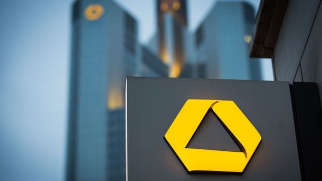 Das Schild einer Commerzbank-Filiale Das Schild einer Commerzbank-Filiale