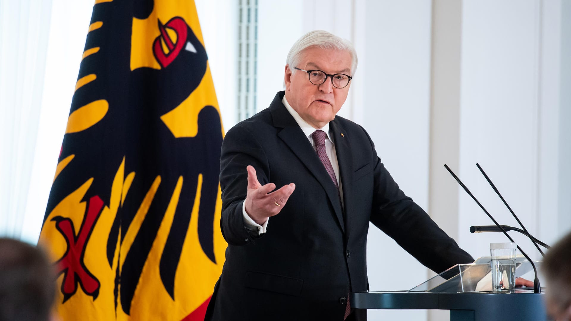 Frank-Walter Steinmeier im Schloss Bellevue: Bürger, die sich für Erinnerungsarbeit und gegen Rassismus einsetzen, zeichnete der Bundespräsident mit dem Bundesverdienstkreuz aus.