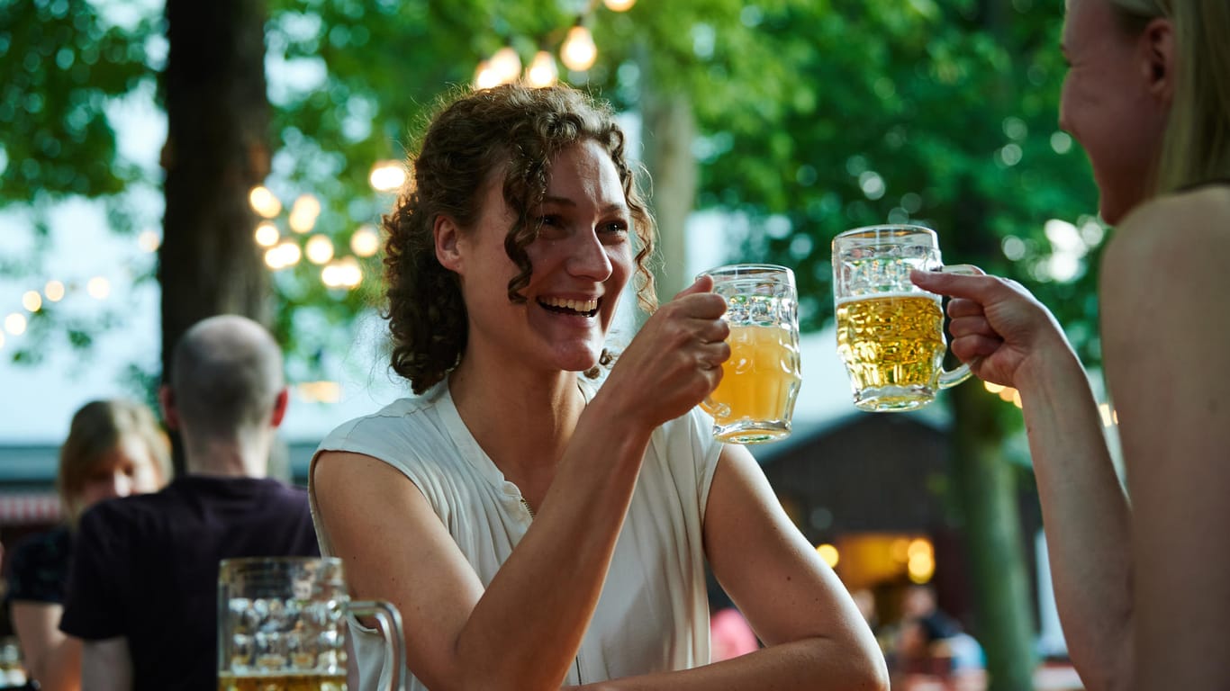 Das Feiern im Biergarten ist demnächst in einigen Bundesländern unter Auflagen wieder erlaubt