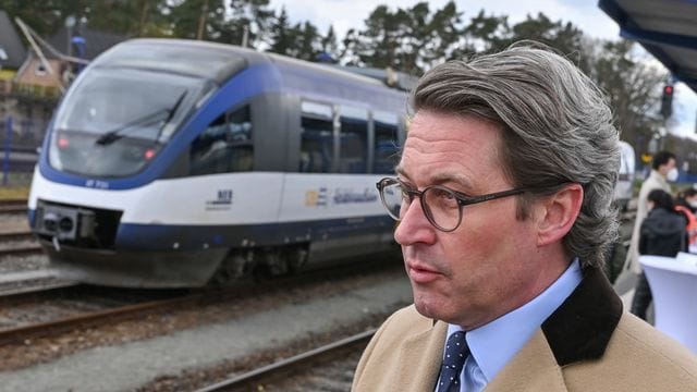 Wer das Klima liebt, fährt Schiene: Bislang war Andreas Scheuer nicht für seine Klimabemühungen bekannt - das will der CSU-Minister jetzt offenbar ändern.