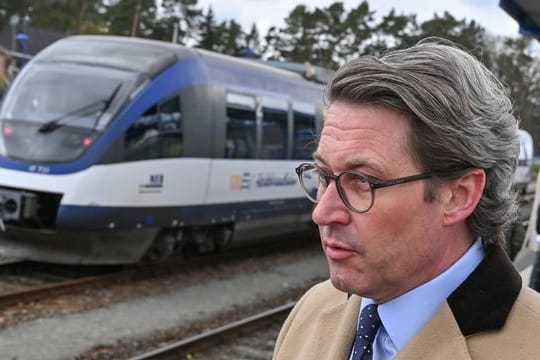 Wer das Klima liebt, fährt Schiene: Bislang war Andreas Scheuer nicht für seine Klimabemühungen bekannt - das will der CSU-Minister jetzt offenbar ändern.
