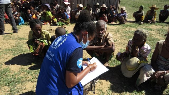 Eine Mitarbeiterin des Welternährungsprogramms spricht mit einigen Ältesten einer Gemeinde auf Madagaskar über ihre Situation. Eine Mitarbeiterin des Welternährungsprogramms spricht mit einigen Ältesten einer Gemeinde auf Madagaskar über ihre Situation.