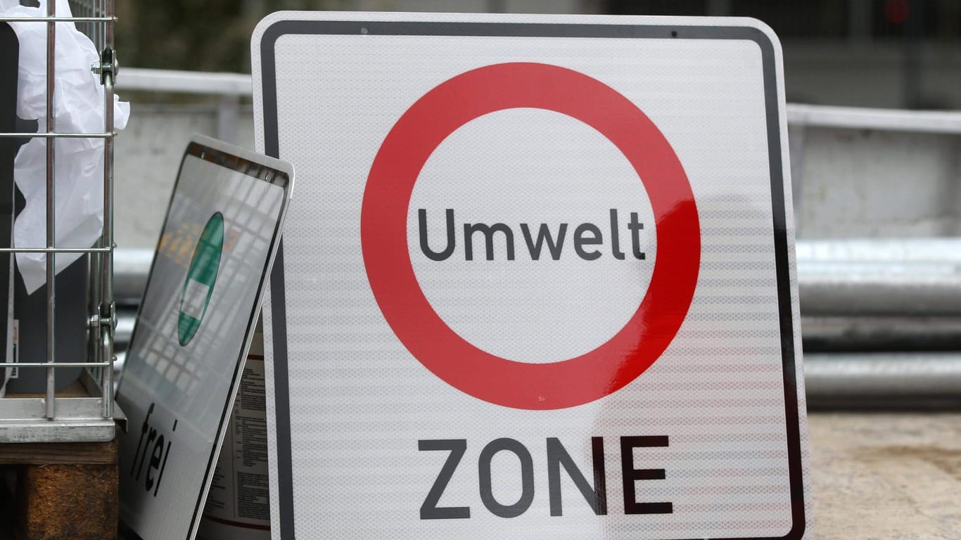 Aufstellung des ersten Schildes der Erfurter Umweltzone im Jahr 2012 (Archivbild): Knapp zehn Jahre später verschwinden die Straßenschilder wieder aus dem Stadtbild.