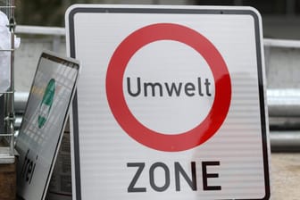 Aufstellung des ersten Schildes der Erfurter Umweltzone im Jahr 2012 (Archivbild): Knapp zehn Jahre später verschwinden die Straßenschilder wieder aus dem Stadtbild.