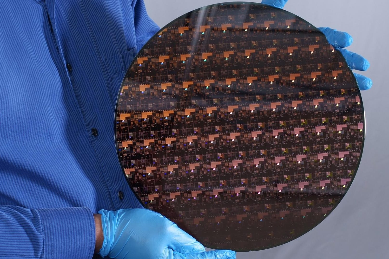 Ein Wafer von IBM: Das Unternehmen hat den ersten 2nm-Chip der Welt hergestellt.