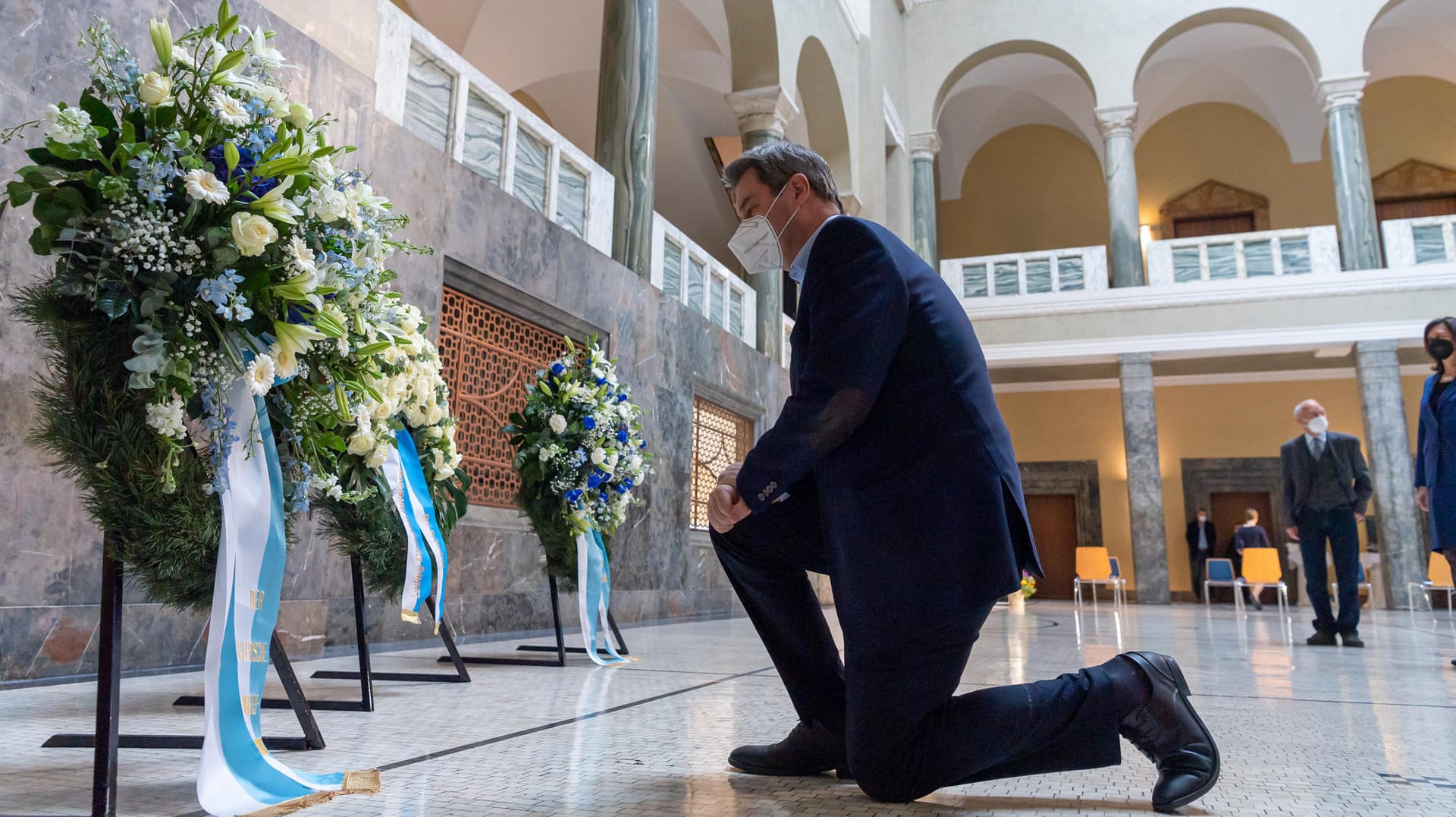 Markus Söder: Der Ministerpräsident kniet zu Ehren von Sophie Scholl.