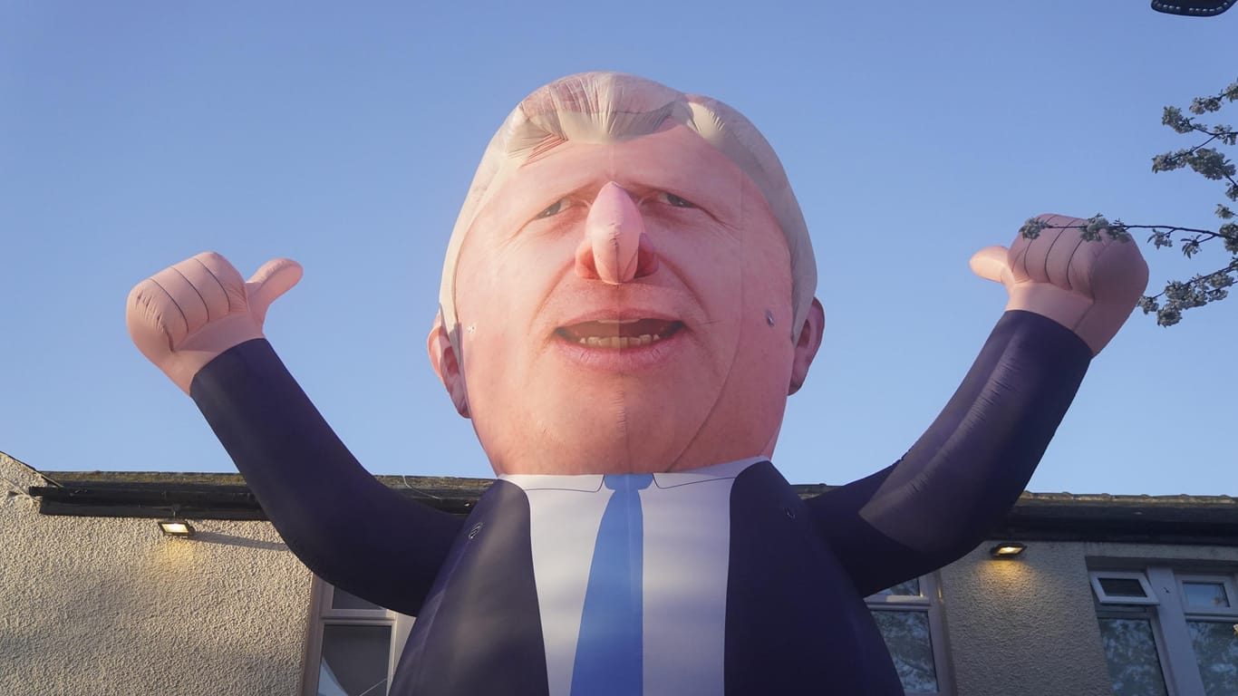 Hartlepool im Nordosten Englands: Vor dem Gebäude, in dem die Auszählung der Stimmen stattfand, wurde eine über neun Meter große aufblasbare Figur von Boris Johnson aufgestellt.