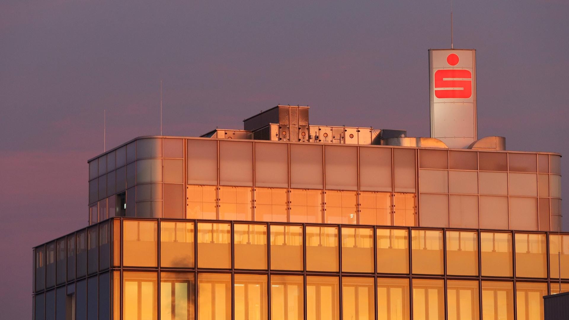 Die Sparkasse Siegen (Symbolbild): Das Geldhaus baut seine Kontostruktur komplett um und bietet ab Juli das teuerste Girokonto Deutschlands an.