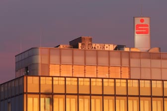 Die Sparkasse Siegen (Symbolbild): Das Geldhaus baut seine Kontostruktur komplett um und bietet ab Juli das teuerste Girokonto Deutschlands an.