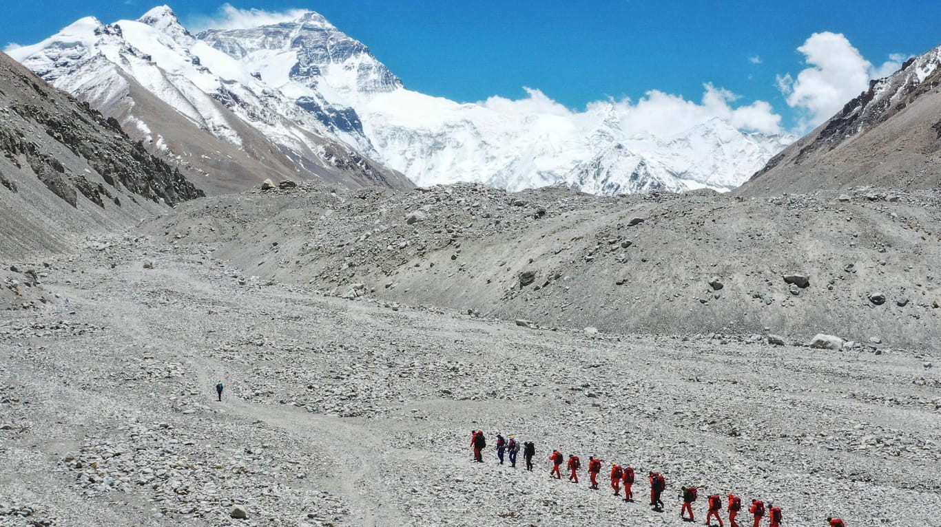 Bergsteiger auf dem Mount Everest: Auch auf dem höchsten Berg der Welt gelten bald Abstandsregeln.