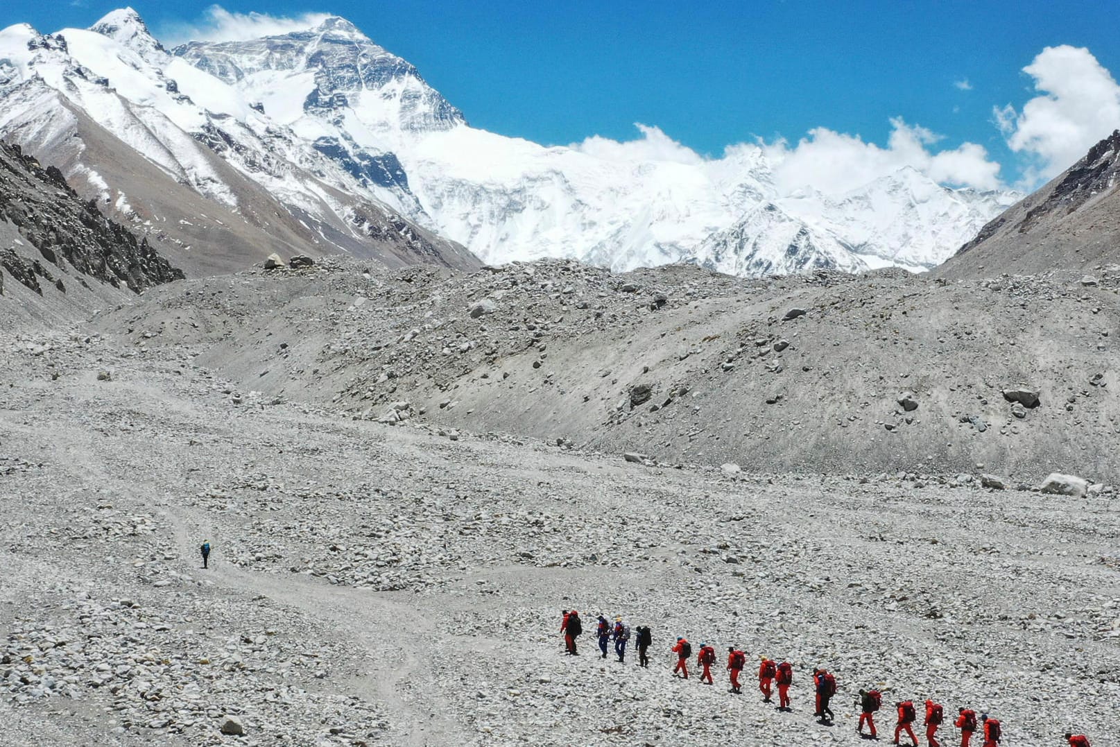 Bergsteiger auf dem Mount Everest: Auch auf dem höchsten Berg der Welt gelten bald Abstandsregeln.