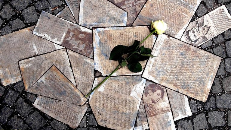 Erinnerung an die Weiße Rose: Aus Stein gefertigte Flugblätter auf dem Geschwister-Scholl-Platz in München.