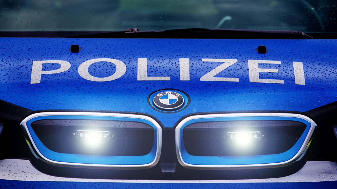Einsatzfahrzeug der Polizei mit Blaulicht (Symbolbild): Die Autobahnpolizei wurde zufällig auf den Streit aufmerksam.