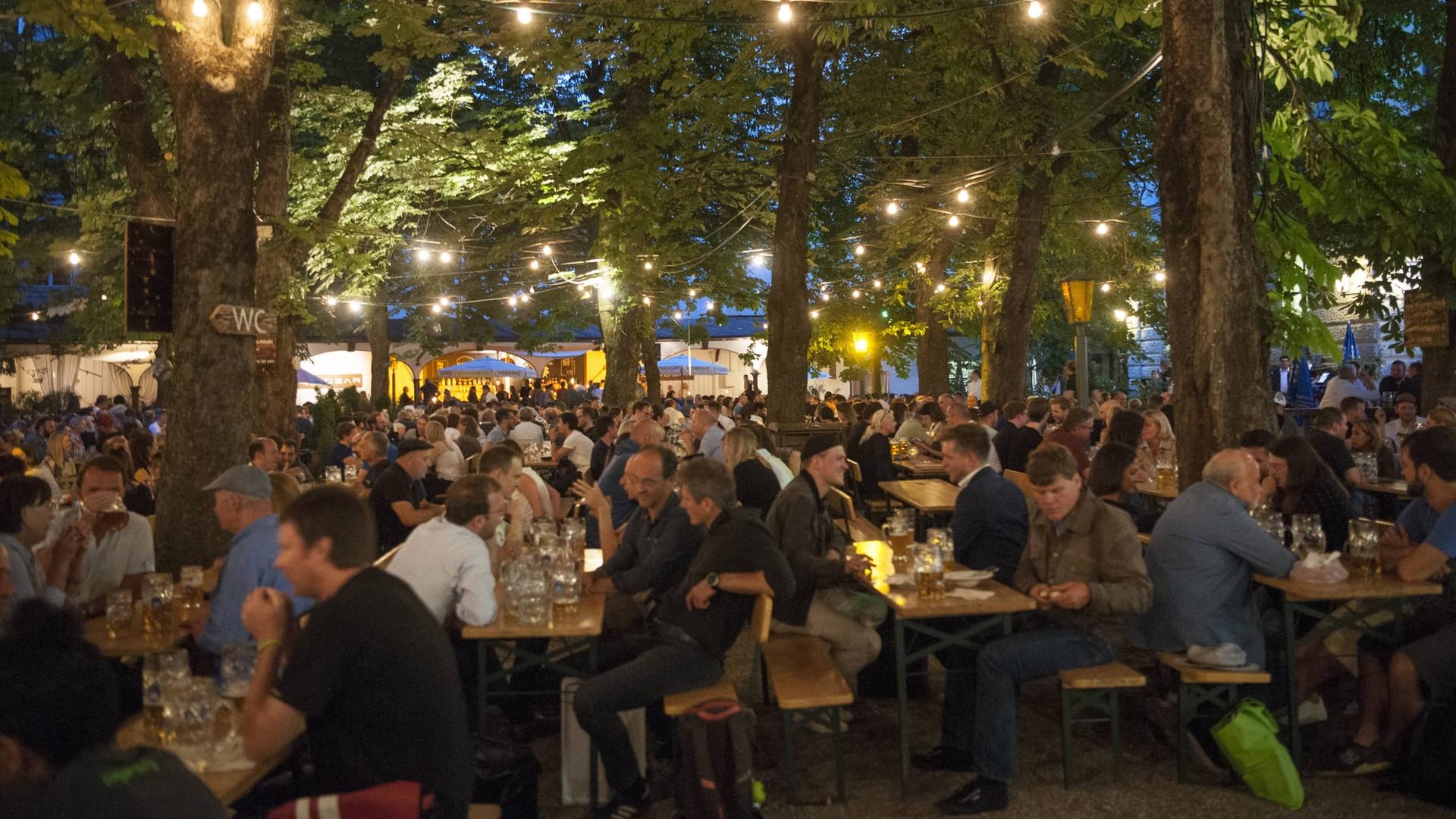 Falls Sie es nicht mehr wissen sollten: Das ist ein voller Biergarten (im Sommer 2019).