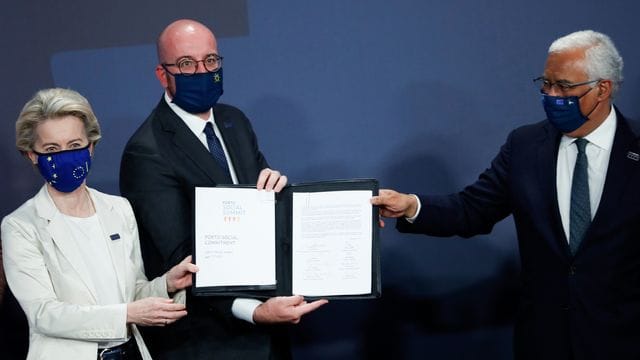 EU-Kommissionspräsidentin Ursula von der Leyen, EU-Ratspräsident Charles Michel (M) und Portugals Ministerpräsident Antonio Costa präsentieren in Porto das Abschlussdokument des Sozialgipfels. EU-Kommissionspräsidentin Ursula von der Leyen, EU-Ratspräsident Charles Michel (M) und Portugals Ministerpräsident Antonio Costa präsentieren in Porto das Abschlussdokument des Sozialgipfels.