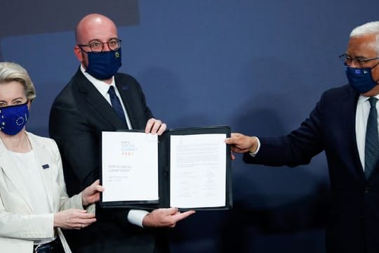 EU-Kommissionspräsidentin Ursula von der Leyen, EU-Ratspräsident Charles Michel (M) und Portugals Ministerpräsident Antonio Costa präsentieren in Porto das Abschlussdokument des Sozialgipfels.