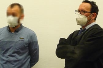 Der Angeklagte vor Prozessbeginn mit seinem Verteidiger Gunnar Borchardt.
