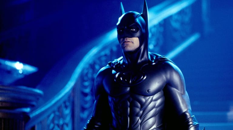 1997 spielte George Clooney den Superhelden im Film "Batman & Robin", der wie viele weitere DC-Hits aktuell bei Sky und Sky Ticket zu sehen ist.
