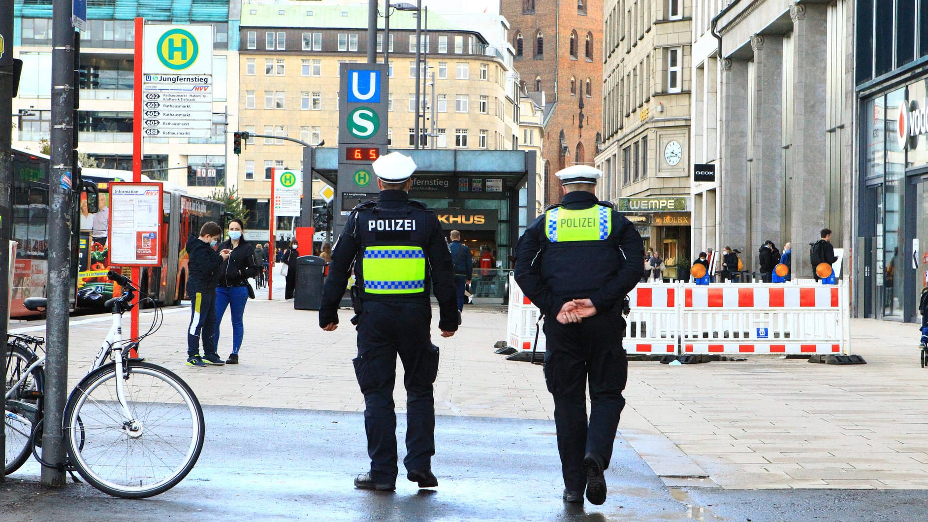 Polizisten laufen auf den Straßen Hamburgs (Symbolbild): Die Stadt will die Ausgangssperre aufheben. Polizisten laufen auf den Straßen Hamburgs (Symbolbild): Die Stadt will die Ausgangssperre aufheben.
