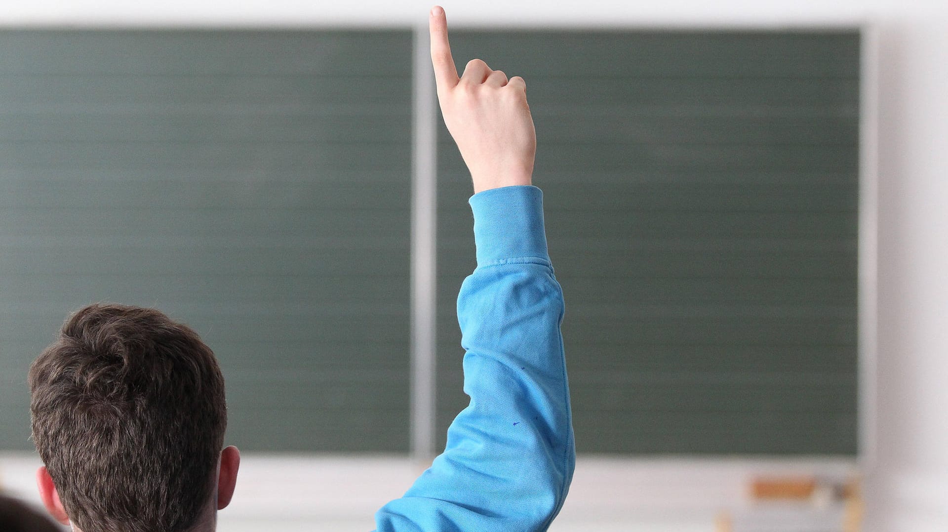 Ein Schüler in der Schule: In Frankreichs Schulen soll das Gender-Pünktchen künftig gestrichen werden.