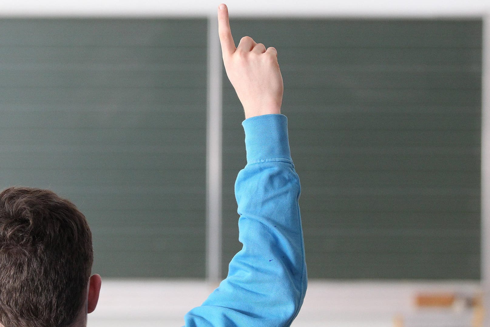 Ein Schüler in der Schule: In Frankreichs Schulen soll das Gender-Pünktchen künftig gestrichen werden.