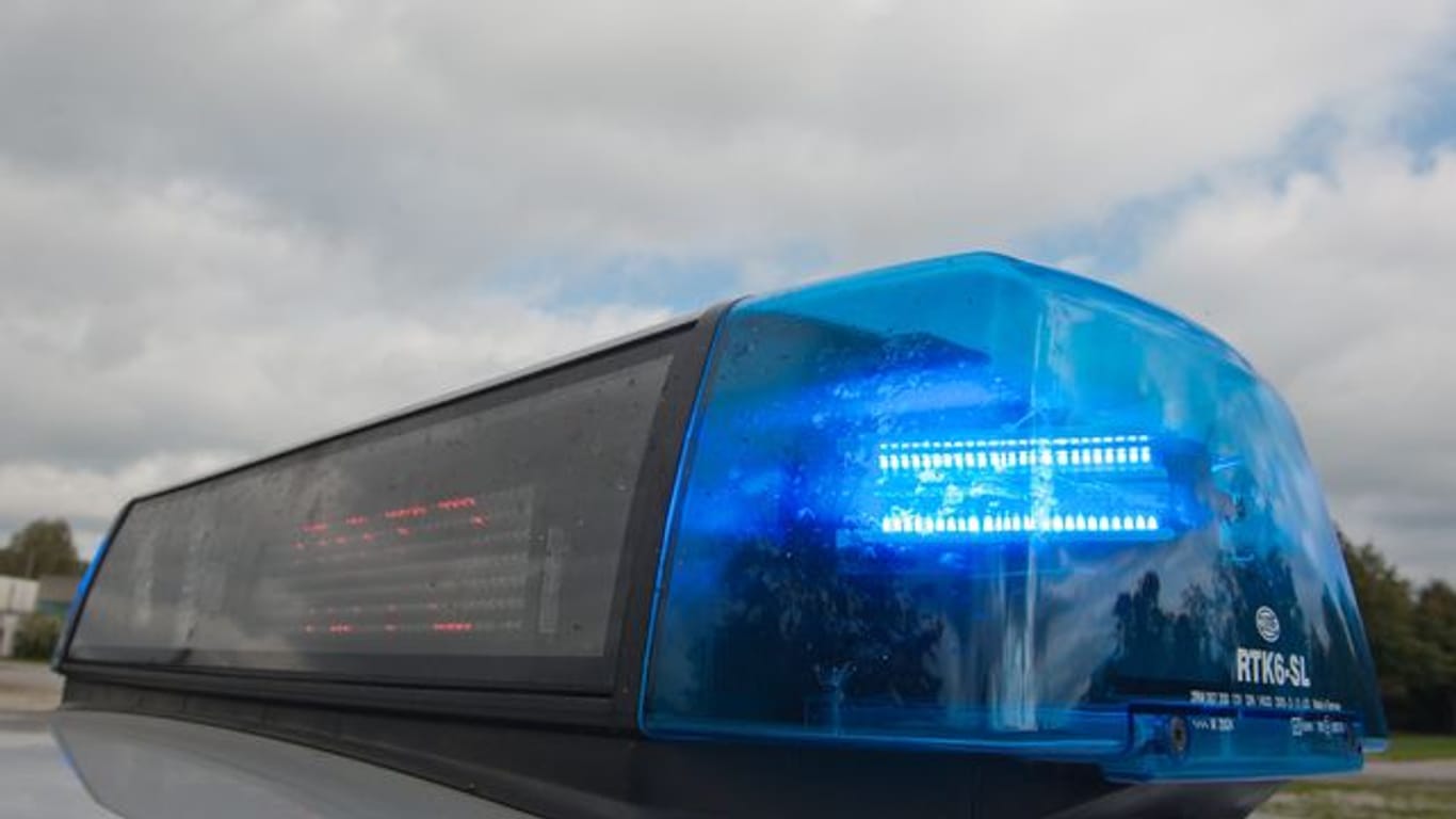 Ein Blaulicht leuchtet auf einem Polizeifahrzeug (Symbolbild): der mutmaßliche Betrüger sitzt in Untersuchungshaft.